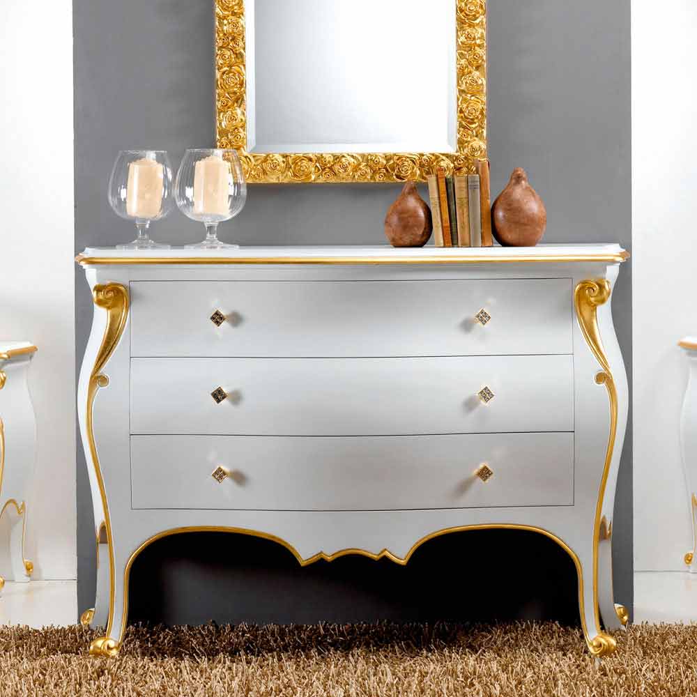Weiße Schlafzimmerkommode mit goldenen seitlichen Applikationen im