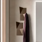 Alisea Dreifarbige Metall-Wandgarderobe mit schrägem Detail Viadurini