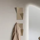 Alisea Dreifarbige Metall-Wandgarderobe mit schrägem Detail Viadurini