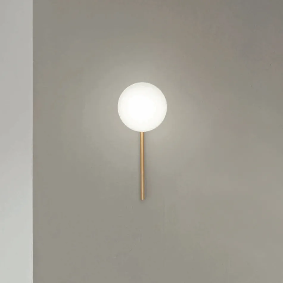 Wandleuchte mit LED aus goldlackiertem Metall und mundgeblasenem Glas - Ailanto Viadurini