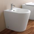Standbidet mit einem Hahnloch aus weißer Keramik in modernem Design – Ginepro