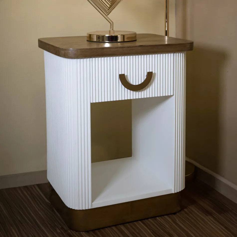 Nachttisch aus Holz mit Relieflinien verziert, mit Schublade und Ablage - Rachel Viadurini