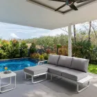 3-Sitzer-Sofa mit Aluminium-Gartenhocker und grauen Kissen – Avoir Viadurini