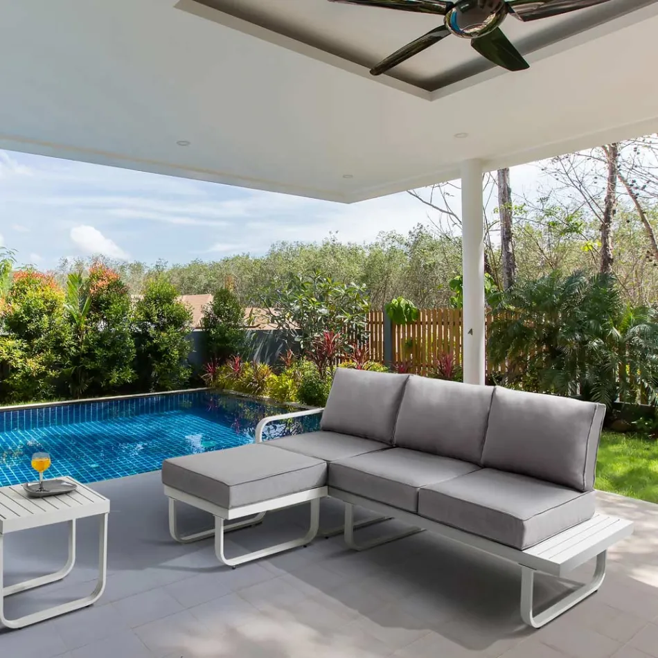 3-Sitzer-Sofa mit Aluminium-Gartenhocker und grauen Kissen – Avoir Viadurini