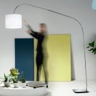Stehlampe aus Metall mit PVC-Schirm mit Stoff bezogen - Igeo Viadurini
