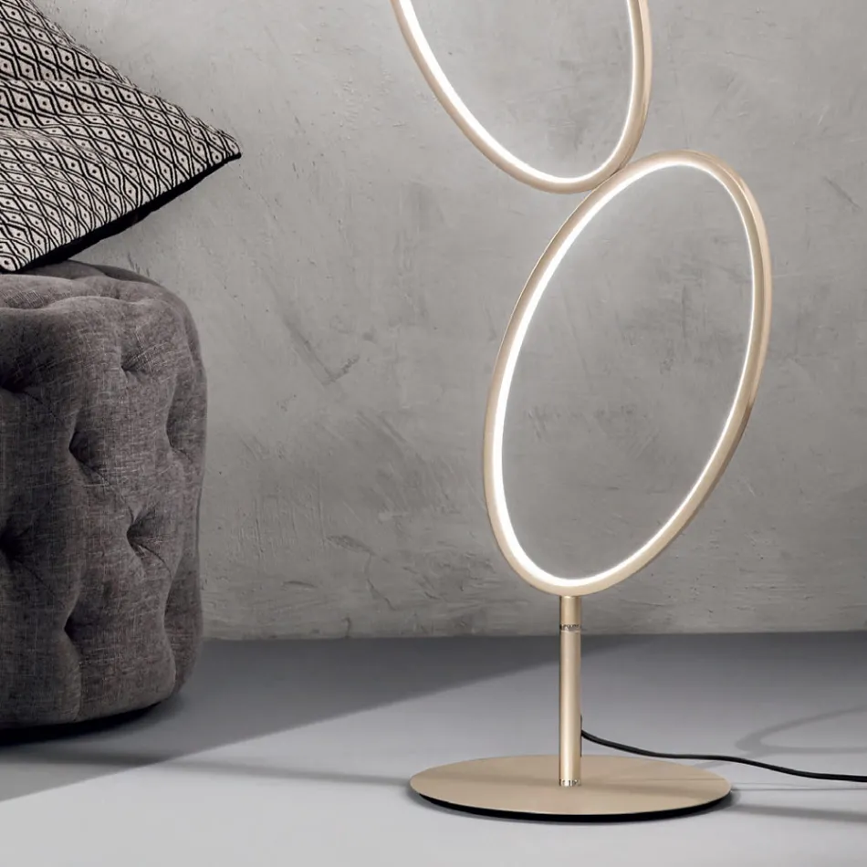 Stehlampe aus Metall in Gold-Finish mit dimmbarer LED - Raissa Viadurini