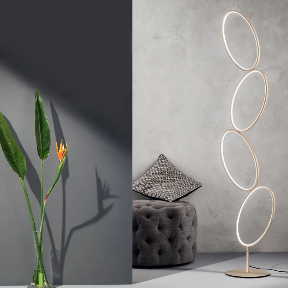 Stehlampe aus Metall in Gold-Finish mit dimmbarer LED - Raissa Viadurini