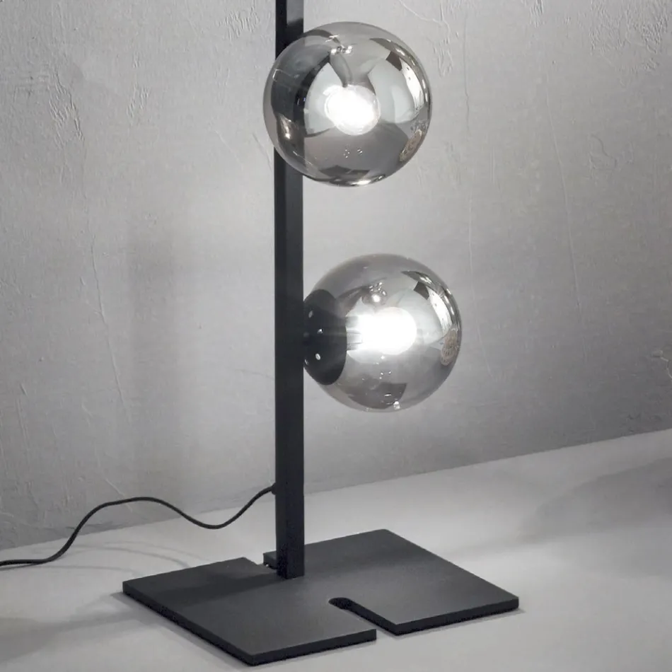 Moderne Stehlampe aus schwarzem oder goldenem Metall und mundgeblasenem Glas - Birga Viadurini