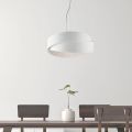 Nebula: Eine Lampe und Metalllampe, perfekt für stilvolles Dekorieren.