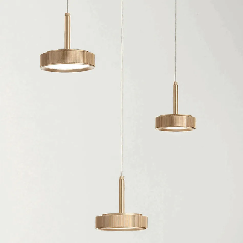 Kronleuchter mit rundem Sockel aus goldlackiertem Metall und LED-Licht – Hainbuche Viadurini