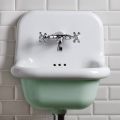 Hängendes Badezimmer-Waschbecken aus weißer und farbiger Keramik 42 cm - Meridiano