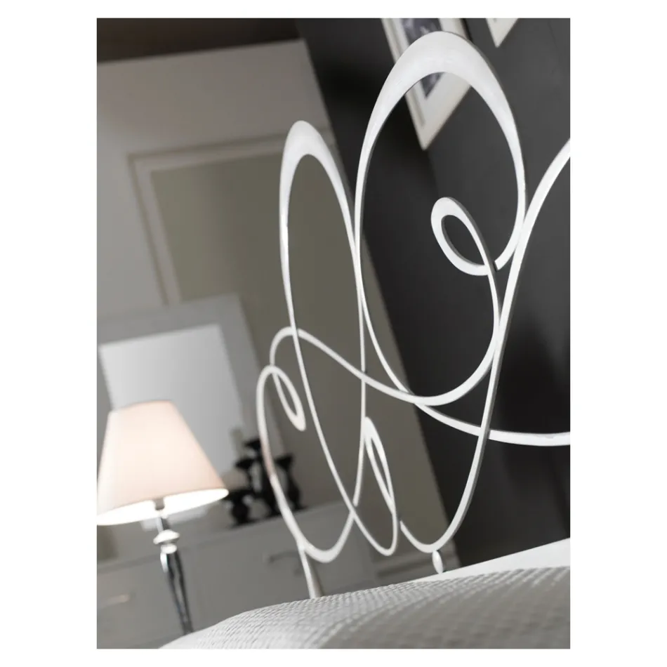 Doppelbett mit passendem Fußteil, Matratze und 2 Nachttischen – Nebbia Viadurini