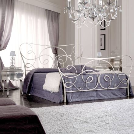 Doppelbett mit Fußteil, Matratze, Kissen und 2 Nachttischen – Lampo Viadurini