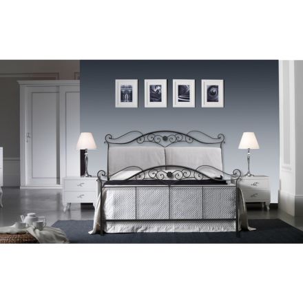Doppelbett mit Kopfteil mit 2 Kissen, Matratze und 2 Nachttischen – Life Viadurini