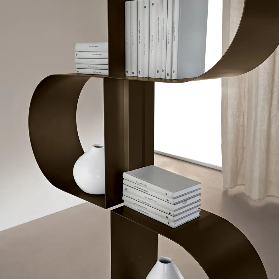 Fatima Vertikales Bücherregal aus lackiertem Metall mit verstellbaren Beinen Viadurini