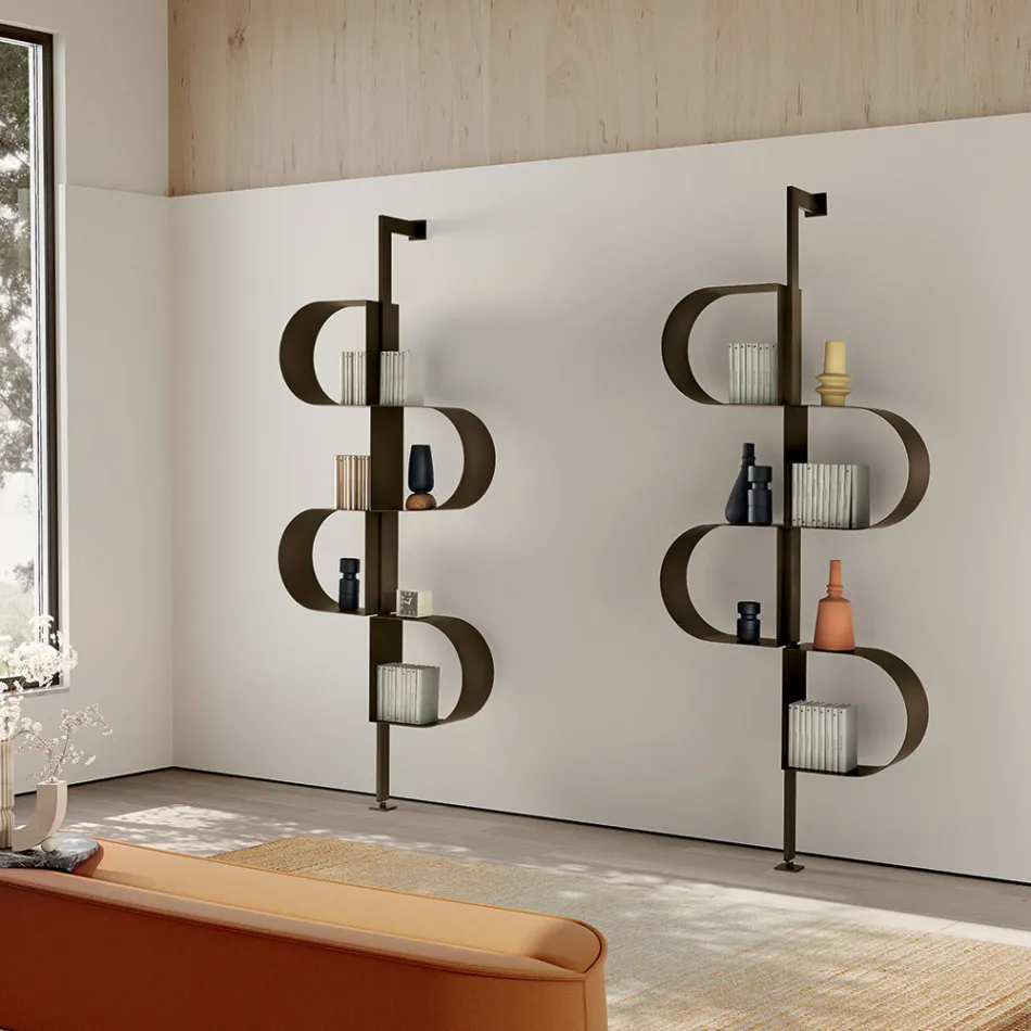 Fatima Vertikales Bücherregal aus lackiertem Metall mit verstellbaren Beinen Viadurini