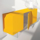 Gelb lackiertes MDF-Sideboard mit 3 Türen und Glasfüßen Made in Italy - Ciara Viadurini