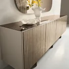 Sideboard mit vier Türen aus Melamin und beschichtetem Streifenglas, hergestellt in Italien - Ninfa Viadurini