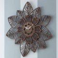 Wanduhr aus hellem oder dunklem Holz mit modernem Blumenmuster - Aquilegia
