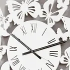 Wanduhr farbiges Holz Modernes Design mit Schmetterlingen verziert - Papilio Viadurini