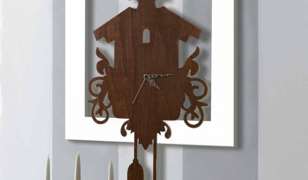 Moderne und verzierte quadratische Wanduhr aus Holz