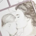 Lasergravierte Tafel mit Frau und Kind, hergestellt in Italien – Harald Viadurini