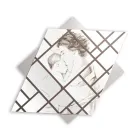 Lasergravierte Tafel mit Frau und Kind, hergestellt in Italien – Harald Viadurini