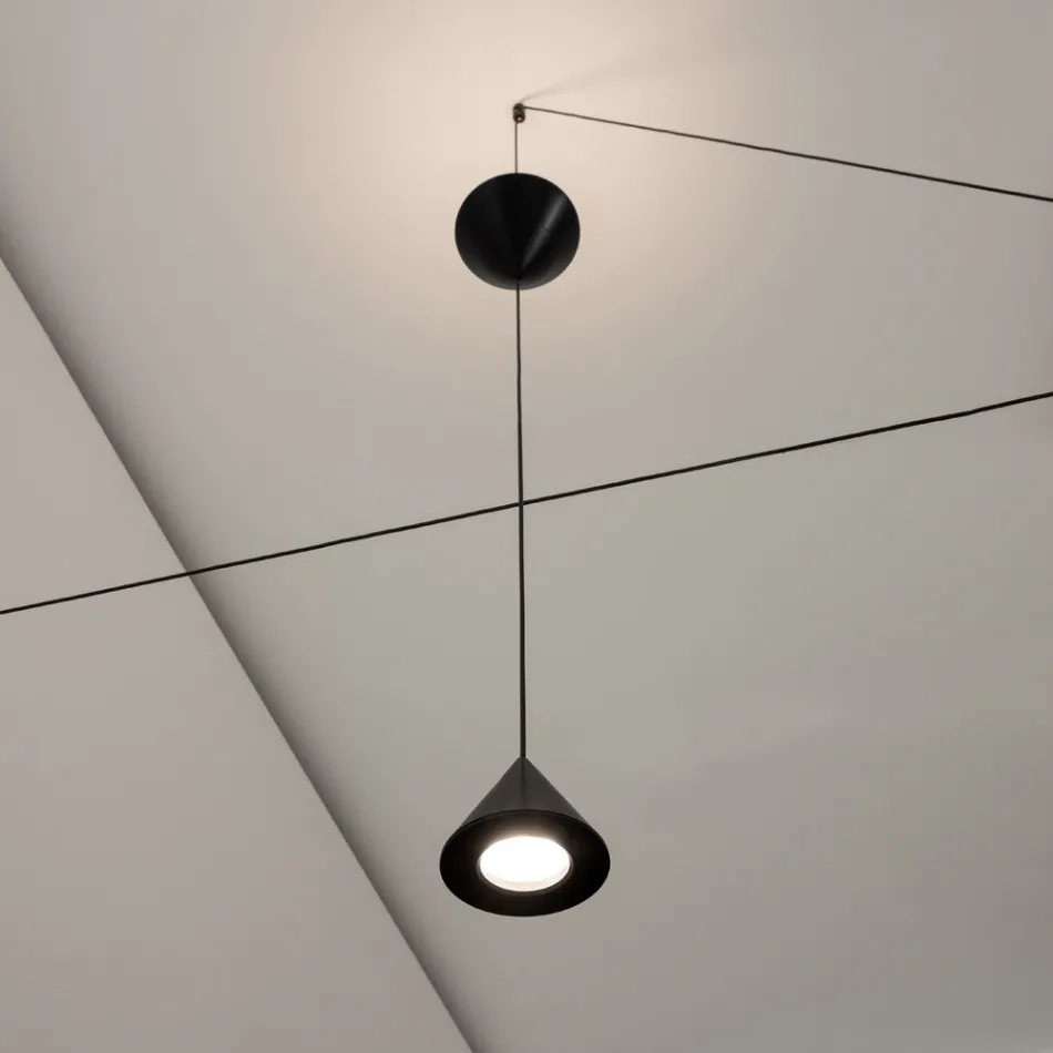 Stehlampe aus schwarzem Aluminium und minimalistischem Doppelkegel-Design - Mercado Viadurini