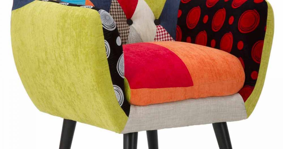Moderner farbiger Sessel im Patchwork-Design aus Stoff und Holz
