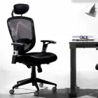 Semidirektionaler und funktionsfähiger moderner Drehsessel in Schwarz Reta - Simona Viadurini