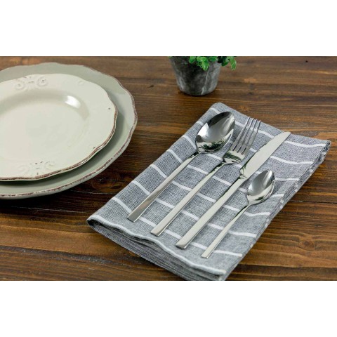Komplettes Besteckset aus modernem Stahl