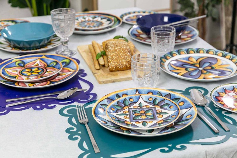 Komplettes Besteckset aus modernem Stahl