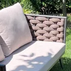 Wohnzimmer im Freien mit Sofa, Sessel und rechteckigem Couchtisch - Dandelium Viadurini