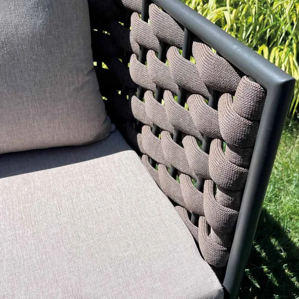 Wohnzimmer im Freien mit Sofa, Sessel und rechteckigem Couchtisch - Dandelium Viadurini