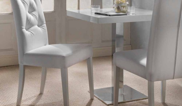 Stuhl mit lackierter Struktur in der gleiche Farbe und aus Kunstleder