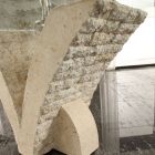 Wohnzimmertisch aus gehärtetem Glas und Sockel aus Fossilstein – Vittoria Viadurini