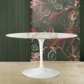 Eero Saarinen Tisch H 74 mit ovaler Platte aus goldenem Calacatta-Marmor Made in Italy - Scharlachrot