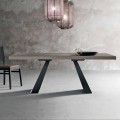 Moderner Tisch aus geknotetem Eichenholz, hergestellt in Italien, Zerba