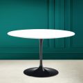 Tulip Eero Saarinen H 73 Runder Tisch in absolutem Weiß, hergestellt in Italien – Scharlachrot