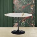 Tulip Eero Saarinen H 73 Runder Tisch aus goldenem Calacatta-Marmor, hergestellt in Italien – Scharlachrot