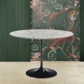 Tulpentisch Eero Saarinen H 74 Rund aus Carrara Marmor Statuarietto - Scharlachrot