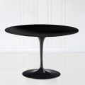 Eero Saarinen Tulip Tisch H 74 mit schwarzer MDF-Platte aus Flüssiglaminat - Scarlet