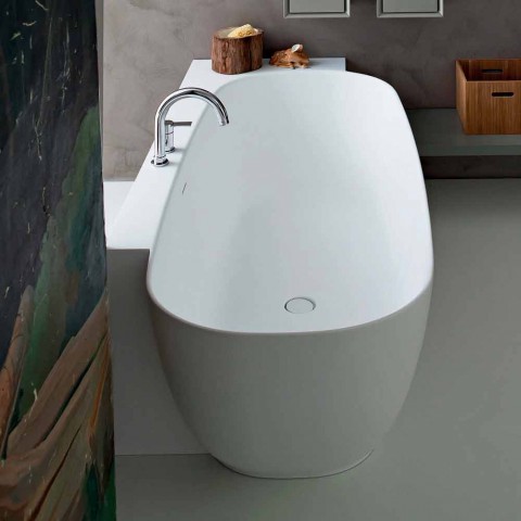 Moderne Design-Badewanne in der Mitte des Raumes mit Ecke
