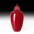 Rot lackierte Keramikvase mit handgefertigter Dekoration in Italien - Verio